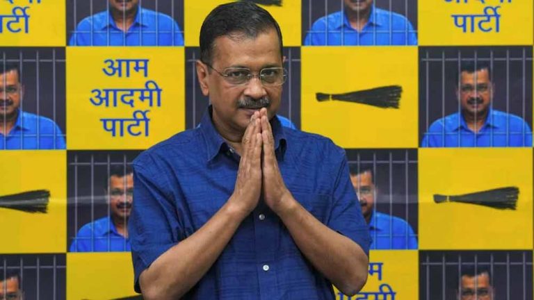 दिल्ली में मंच से केजरीवाल ने किया ऐलान- मनीष सिसोदिया नहीं बनेंगे मुख्यमंत्री