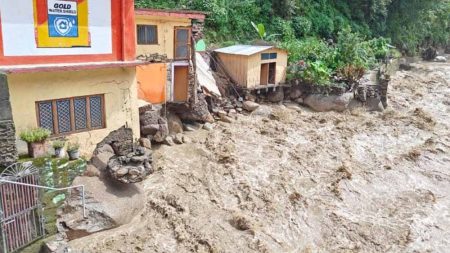 कोट गदेरे में बादल फटने से नदी का जलस्तर बढ़ गया, जिससे सड़क मरम्मत के लिए लगाए गए जाल भी क्षतिग्रस्त हुए