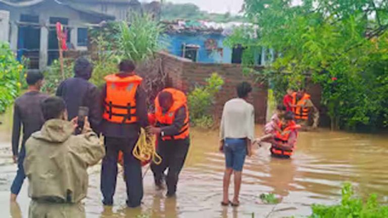 सेंकरा व डबरा फंसे लोगों को हैलीकॉप्टर जरिए किया जाएगा एयरलिफ्ट, तीन हैलीकॉप्टर भी सेंकरा के लिए रवाना