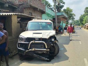 श्रम विभाग की गाड़ी ने तीन लोगों को रौंद डाला, लोगों ने चालक को बनाया बंधक, जिससे दो लोगों की मौत, एक घ्याल