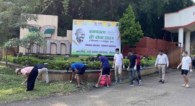 आई आई ऍफ़ एम् में मध्यप्रदेश भारतीय वन प्रबंध संस्थान, भोपाल द्वारा सामूहिक स्वच्छता अभियान का हुआ आयोजन