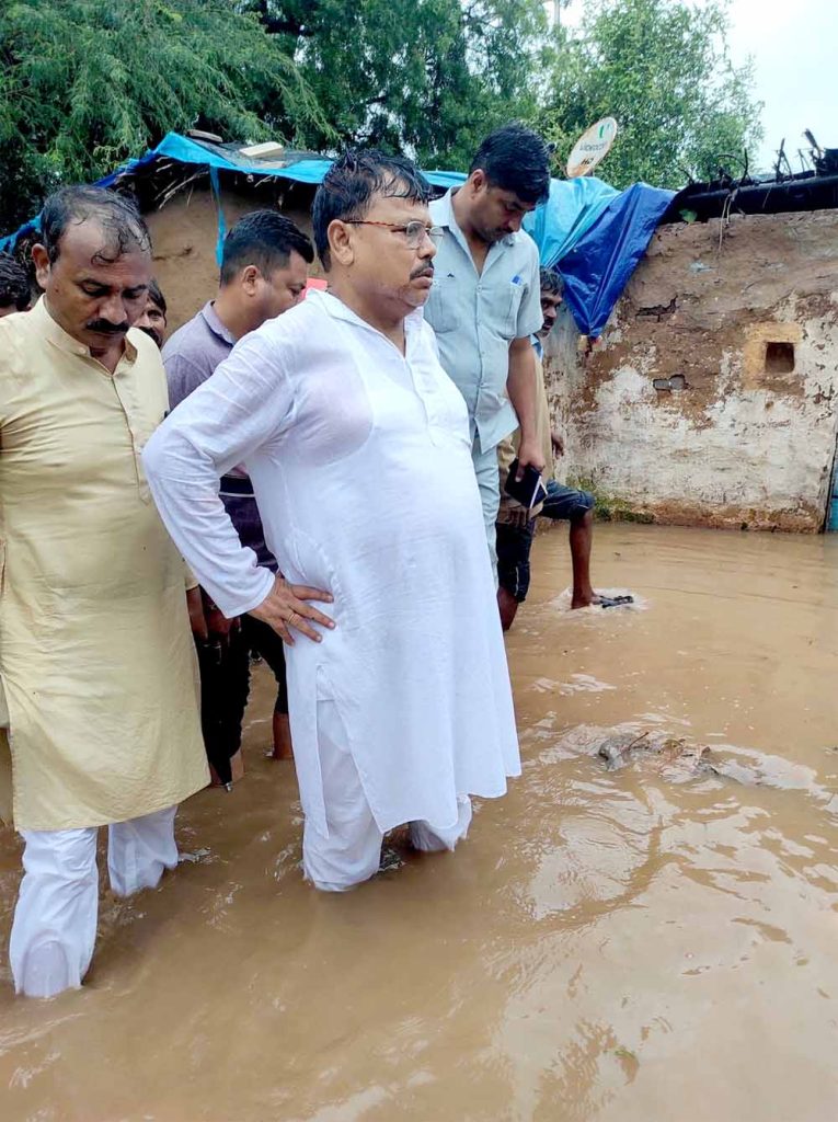 अतिवर्षा से प्रभावित ग्वालियर की बस्तियों में मदद करने पहुँचे ऊर्जा मंत्री श्री तोमर