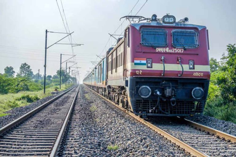 त्योहारी सीजन पर भारतीय रेलवे ने 1 अक्टूबर से 2 स्पेशल ट्रेनें संचालित करने का फैसला लिया