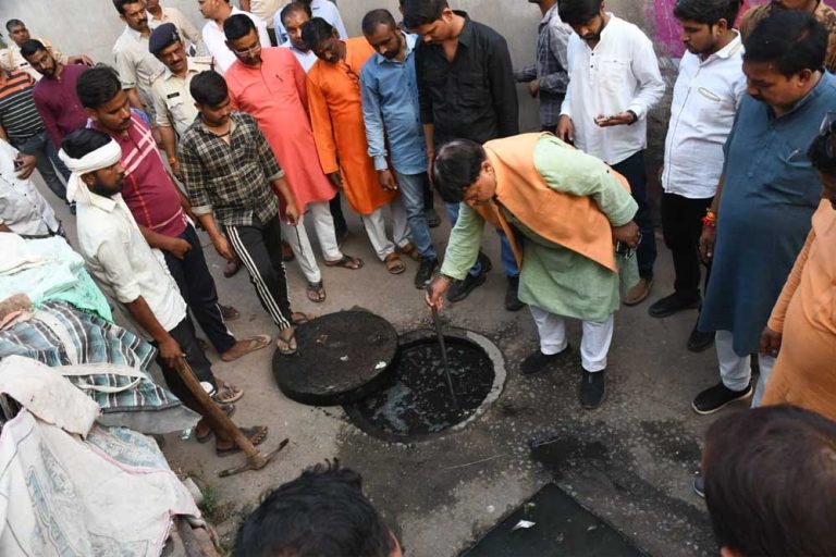 ऊर्जा मंत्री तोमर ने साफ-सफाई एवं मूलभूत समस्याओं की वस्तुस्थिति जानी