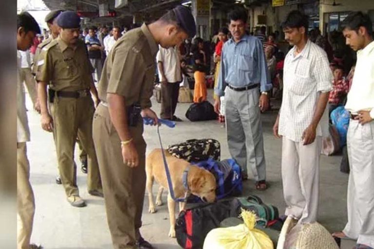 आरपीएफ ट्रेनों और स्टेशन पर रख रहा है निगरानी, ट्रेन में ईंधन, तेल, पेंट, आतिशबाजी ले जाने पर बैन