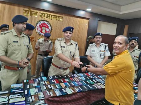 5 वर्षों में गुम हुए 175 मोबाईल अनुमानित कीमत 25 लाख रुपये रिकवर कर स्वामियों को किये सुपुर्द