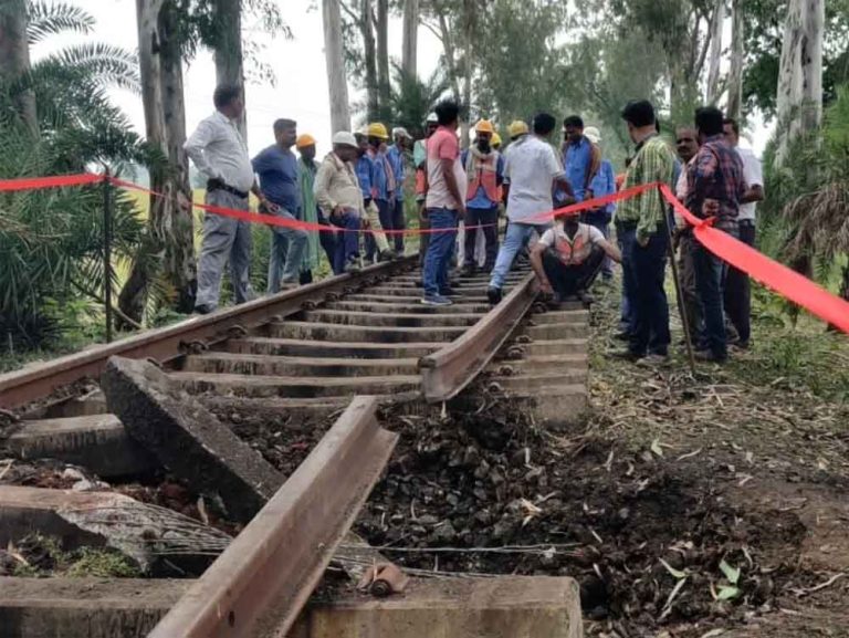 झारखंड-गोड्डा में पटरी को बम से उड़ाया, 40 मीटर दूर गिरा पटरी का हिस्सा