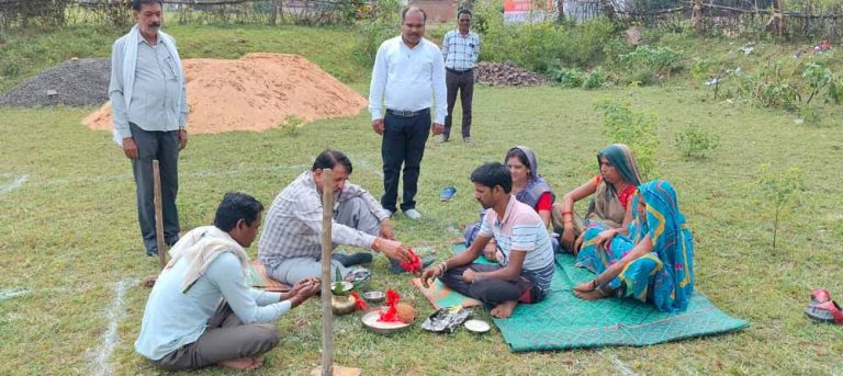 आवासविहीन परिवारों के लिए खुशी का माहौल, पीएम आवास अंतर्गत जिले में भूमिपूजन एवं गृहप्रवेश कार्यक्रम का हो रहा आयोजन