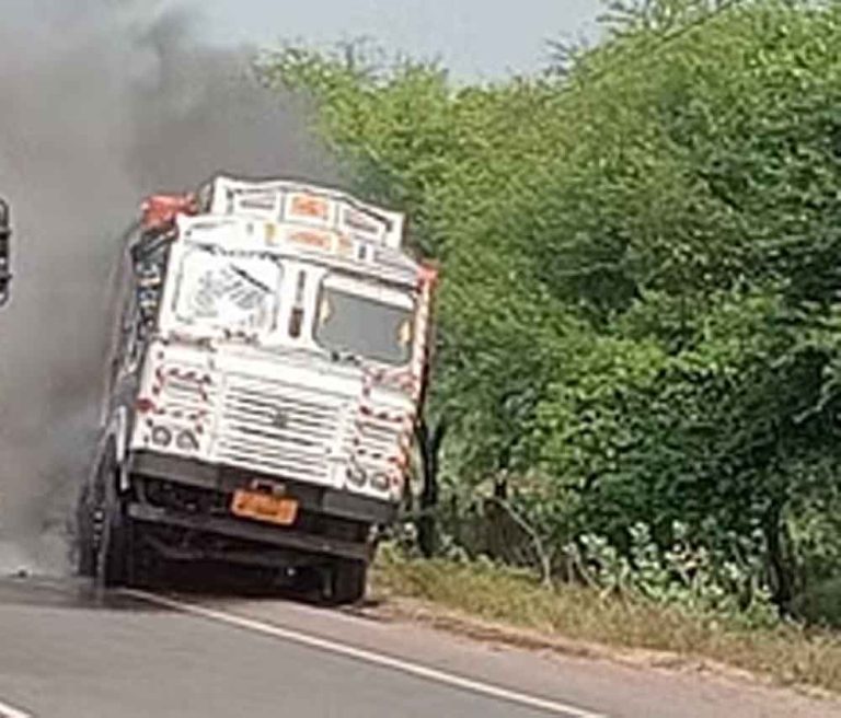 छत्तीसगढ़-बेमेतरा में नेशनल हाईवे पर ट्रक में अचानक लगी आग