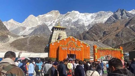 केदारनाथ के कपाट बंद होने की प्रकिया शुरू, मंदिर को 10 क्विंटल फूलों से सजाया जा रहा