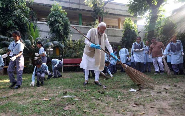 गांधी जयंती के अवसर पर पीएम मोदी ने स्वच्छता अभियान को आगे बढ़ाने का संदेश दिया, लिया भाग