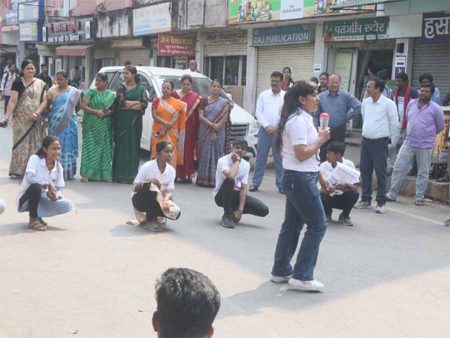 राष्ट्रीय सेवा योजना इकाई द्वारा मतदाता जागरूकता रैली और नुक्कड़ नाटक का आयोजन