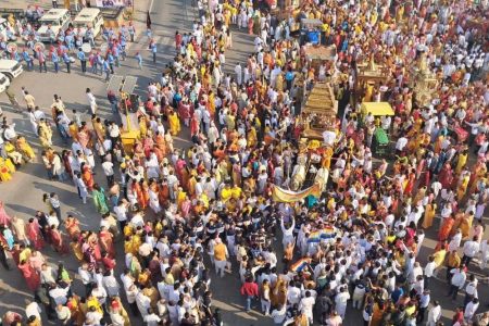 सोने, चांदी और काष्ठ से बने 108 रथों की यात्रा, दोपहर 3 बजे तक रूट रहेगा डायवर्ट