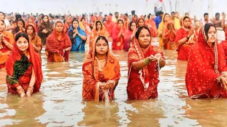 छत्तीसगढ़ के घाटों पर उमड़े श्रद्धालु, गूंजे भक्ति गीत, 36 घंटे का निर्जला उपवास खत्म