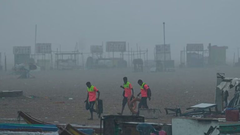 चेन्नई एयरपोर्ट पर 13 फ्लाइट कैंसिल; तमिलनाडु और पुडुचेरी में रेड अलर्ट