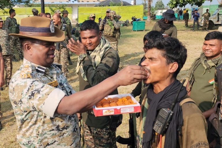 सुकमा में अभियान की सफलता पर जवानों ने जश्न मनाया, इस साल 207 नक्सलियों के शव बरामद, 787 नक्सली गिरफ्तार किए गए