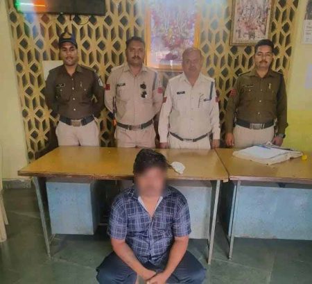 थाना कोतवाली पुलिस ने रात्रि भ्रमण के दौरान अवैध हथियार देसी कट्टा सहित आरोपी को किया गिरफ्तार