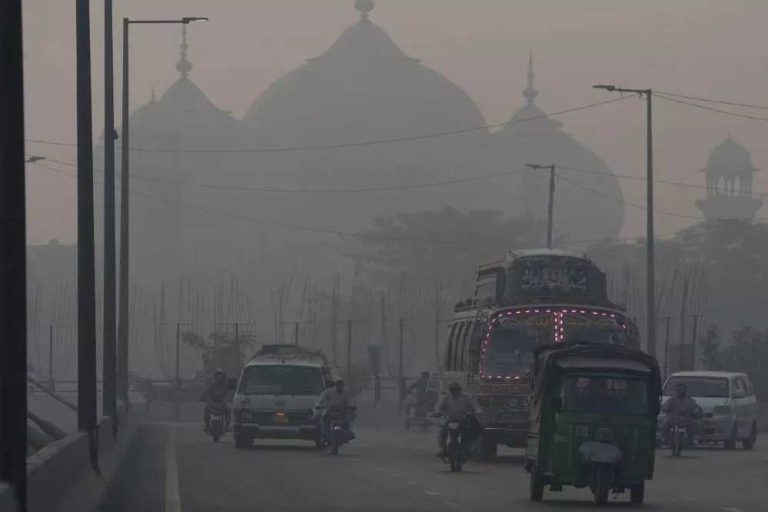 पाकिस्तान में खतरनाक स्तर पर पहुंचा प्रदूषण, लाहौर सहित कई जिलों में पार्क-स्कूल बंद