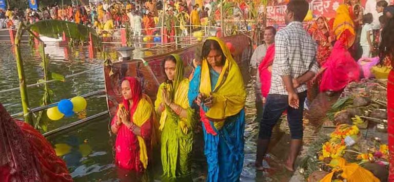 बिहार-पटना में छठ पर्व पर अस्ताचलगामी सूर्य को सीएम नीतीश समेत लाखों श्रद्धालुओं ने दिया अर्घ्य