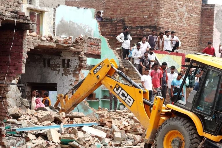 CM मोहन के बुलडोजर ने तोड़ी मस्जिद के बगल में बन रही दुकान और गोदाम