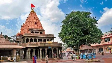 महाकाल मंदिर में दर्शन और भस्म आरती घोटाले में दो को भेजा जेल, 6 और गिरफ्तार