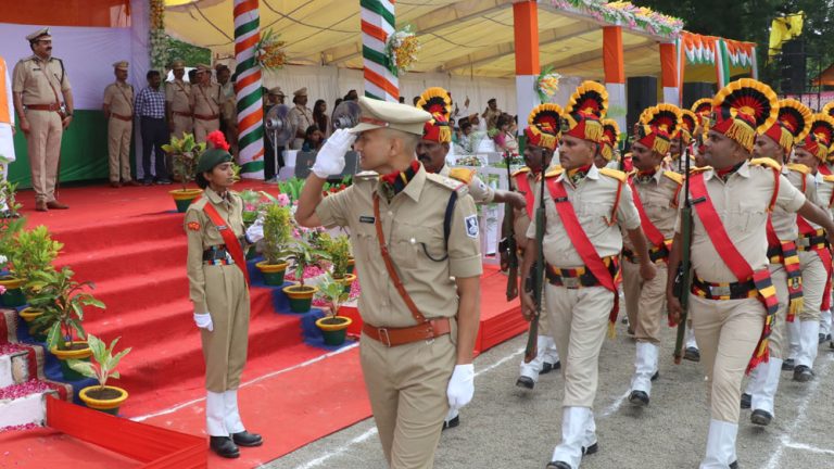 मुख्यमंत्री और मंत्रियों को पुलिस विभाग के जरिए दी जाने वाली सलामी परेड को हमेशा के लिए खत्म कर दिया