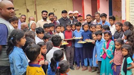 बिहार-शिवहर के स्कूल में मध्यान्ह भोजन में कीड़े मिलने पर गुसाए छात्र पहुंचे पंचायत भवन