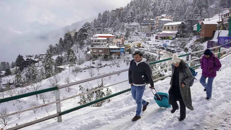 हिमाचल प्रदेश में बर्फबारी ने बढ़ाई मुश्किलें, 24 घंटे में चार लोगों की मौत, 174 सड़कें बंद