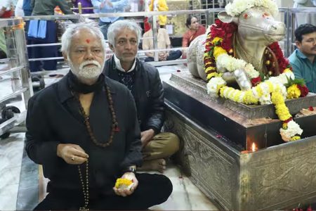 अभिनेता संजय मिश्रा ने महाकालेश्वर मंदिर में दर्शन कर पूजा-अर्चना की और आशीर्वाद लिया