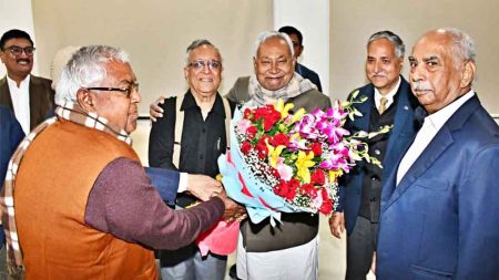 बिहार-मुख्यमंत्री नितीश को नववर्ष की बधाई एवं शुभकामना देने बड़ी संख्या में पहुॅचे लोग