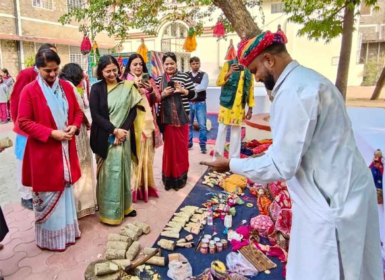 राजस्थान-रेरा अध्यक्ष ने 'फॉरगॉटन स्टोरीज' में स्कूली बच्चों को डेल्फिक ने करवाया कला-शिल्प से रूबरू