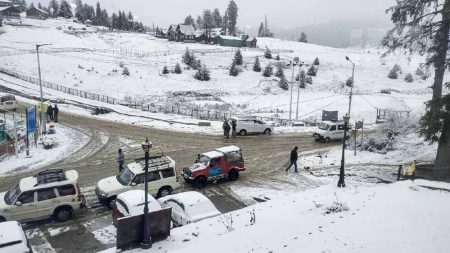 पर्यटकों और यात्रियों के लिए हाई अलर्ट जारी, J&K में भारी बर्फबारी के आसार