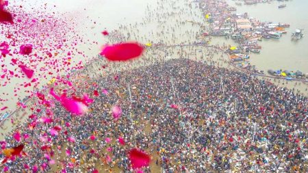 मौनी अमावस्या के अमृत स्नान पर्व पर योगी सरकार श्रद्धालुओं पर कराएगी पुष्प वर्षा