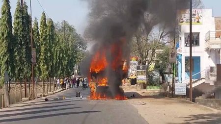 गिरिडीह में ट्रक ने मासूम समेत चार लोगों को कुचला, गुस्साए ग्रामीणों ने ट्रक में लगाई आग, किया रोड जाम