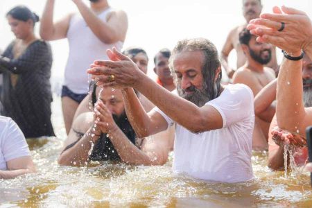 गुरुदेव श्री श्री रवि शंकर पहुँचे महाकुम्भ ; वसंत पंचमी पर लगाई संगम में डुबकी