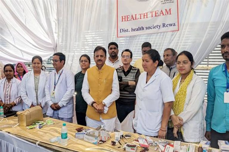 उप मुख्यमंत्री शुक्ल ने महाकुंभ जा रहे तीर्थ यात्रियों के लिए बाईपास पर शिविर में पहुंचकर व्यवस्थाओं का निरीक्षण किया
