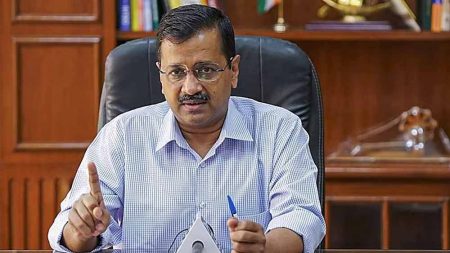 केजरीवाल ने लिखा चुनाव आयोग को पत्र, दोषी पुलिस अधिकारियों को तत्काल प्रभाव से निलंबित करने की मांग