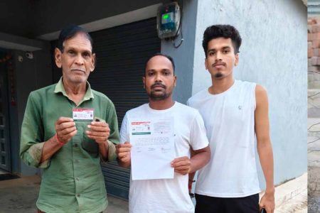 महज 24 घंटे के भीतर मनोहर सिंह पटेल को हाथ में मिला आयुष्मान कार्ड