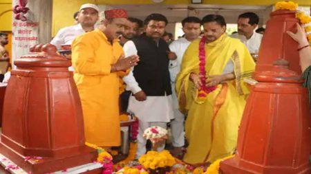 मध्य प्रदेश डिप्टी CM राजेंद्र शुक्ला पहुंचे दतिया मां बगलामुखी के किए दर्शन