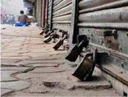 बिट्टू लस्सी नामक दुकान में रेड, बाजार में हड़कंप मच गया और दुकानदार दुकानों को बंद कर भाग गए।