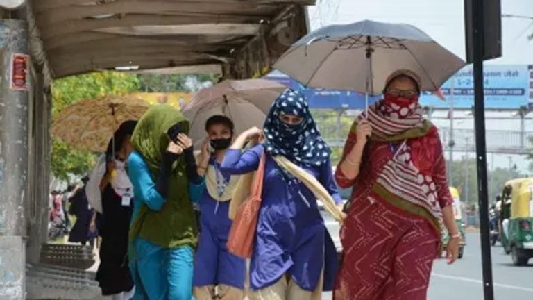 CG में मौसम का मिजाज बदला, भीषण गर्मी के कारण लोगों को मुश्किलों का सामना करना पड़ रहा, ज्यादातर जिले लू की चपेट में